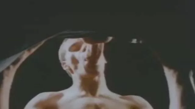 پورنو بدون ثبت نام  خزید روی تخت یک عکس زنان سکس خارجی شبه اونانیست تنها